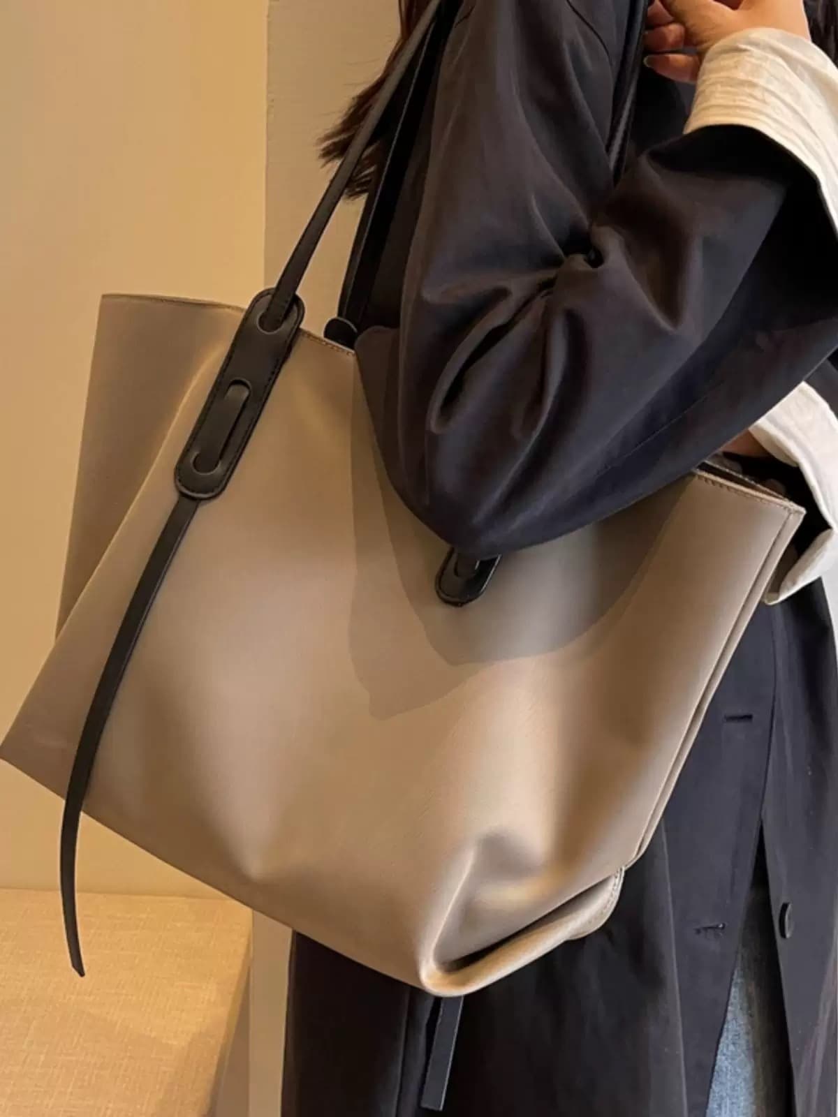 Sac haut de gamme de grande capacité pour femmes, nouveau sac fourre-tout super populaire pour automne et hiver, sac en toile pour le travail et les trajets